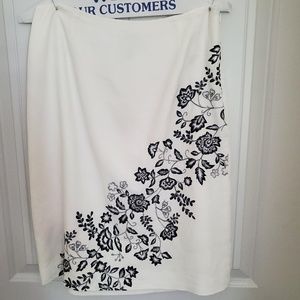 ANN TAYLOR LOFT WHITE SKIRT W/BLACK EMBROIDERED FLOWERS - SIZE 6